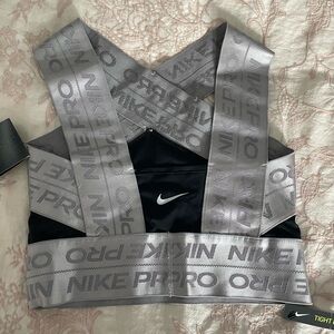 Nike Pro Crop Size Small, NWT